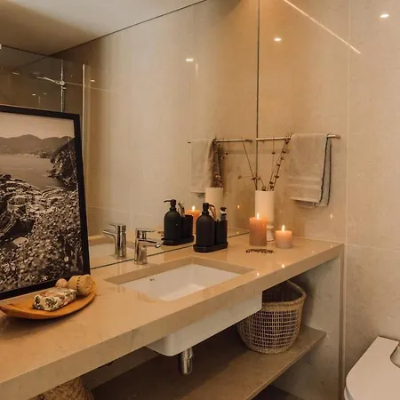 Minturno - 2 Bedrooms And Balcony In Alvalade Διαμέρισμα *