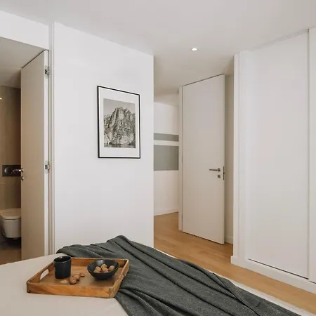 Minturno - 2 Bedrooms And Balcony In Alvalade Διαμέρισμα *