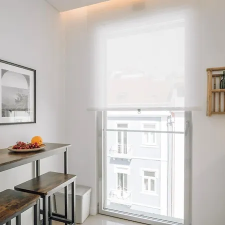 Minturno - 2 Bedrooms And Balcony In Alvalade * Lizbona
