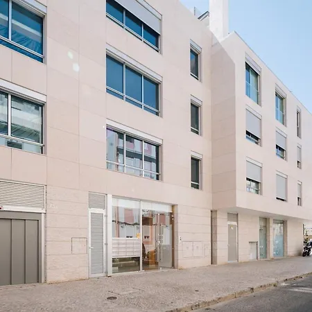 Minturno - 2 Bedrooms And Balcony In Alvalade *