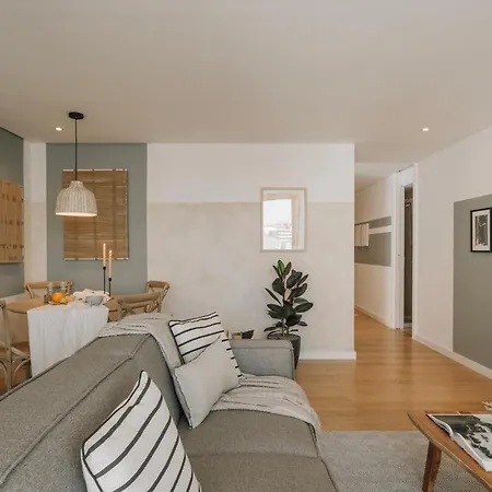 Minturno - 2 Bedrooms And Balcony In Alvalade