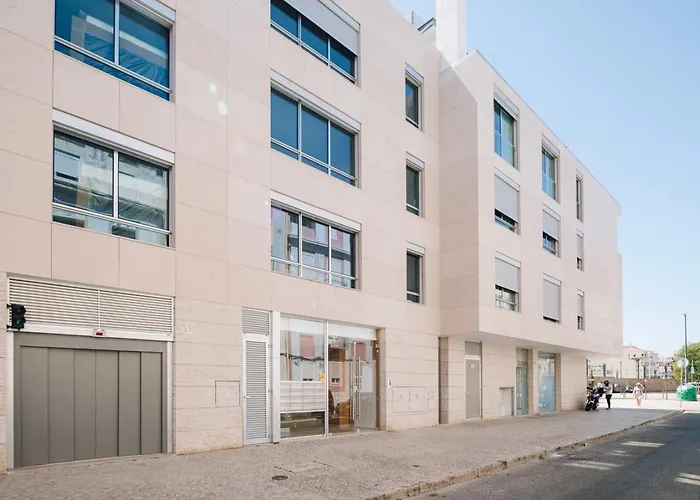 Minturno - 2 Bedrooms And Balcony In Alvalade *