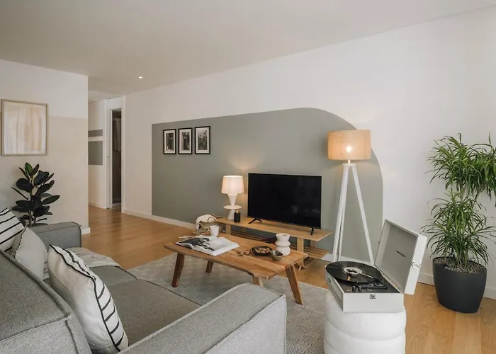 Minturno - 2 Bedrooms And Balcony In Alvalade