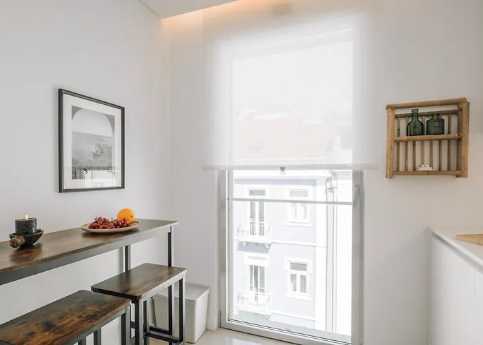 Minturno - 2 Bedrooms And Balcony In Alvalade * Lisboa