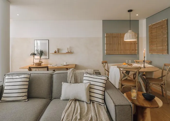 Minturno - 2 Bedrooms And Balcony In Alvalade