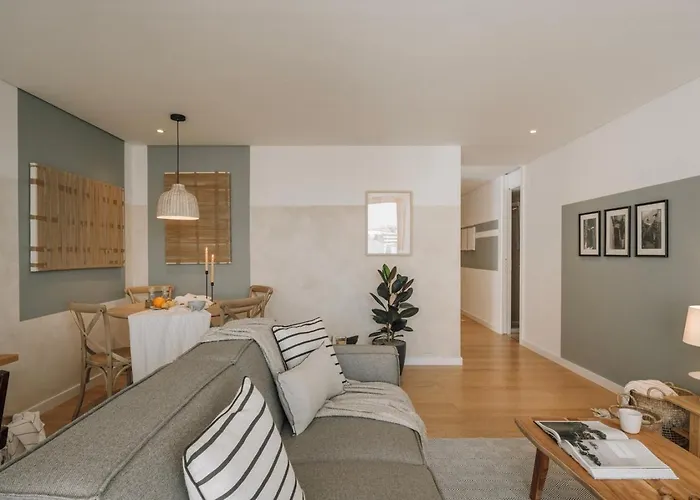 Minturno - 2 Bedrooms And Balcony In Alvalade