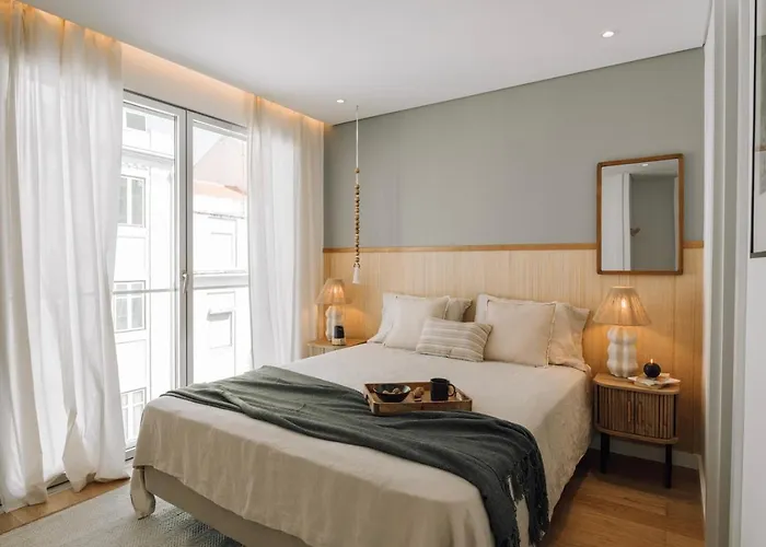 Minturno - 2 Bedrooms And Balcony In Alvalade Apartamento
